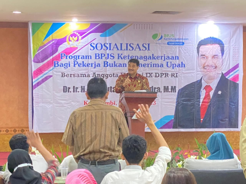 Anggota Komisi IX DPR RI Dr. Ir. H. A.R. Sutan Adil Hendra, MM ketika menghadiri acara sosialisasi program BPJS Ketenagakerjaan.

