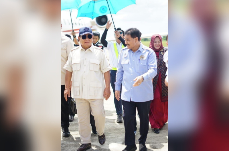 Ketua DPD Partai Gerindra Provinsi Jambi Dr. Ir. H. A.R. Sutan Adil Hendra, MM menyambut kedatangan Ketua Umum Prabowo Subianto dalam sebuah kunjungan di Provinsi Jambi.


