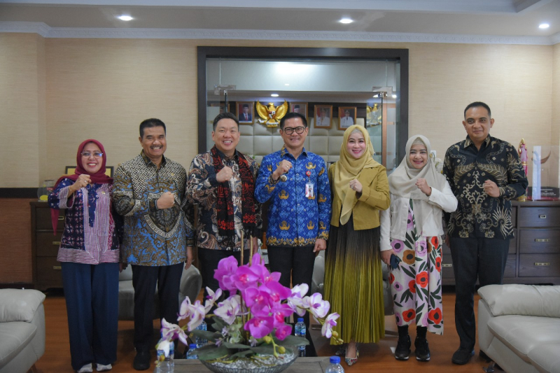 Anggota Komisi IX DPR RI Dr. Ir. H. A.R. Sutan Adil Hendra, MM bersama Bupati Minahasa Utara berfoto bersama dalam sebuah kunjungan beberapa waktu lalu.

