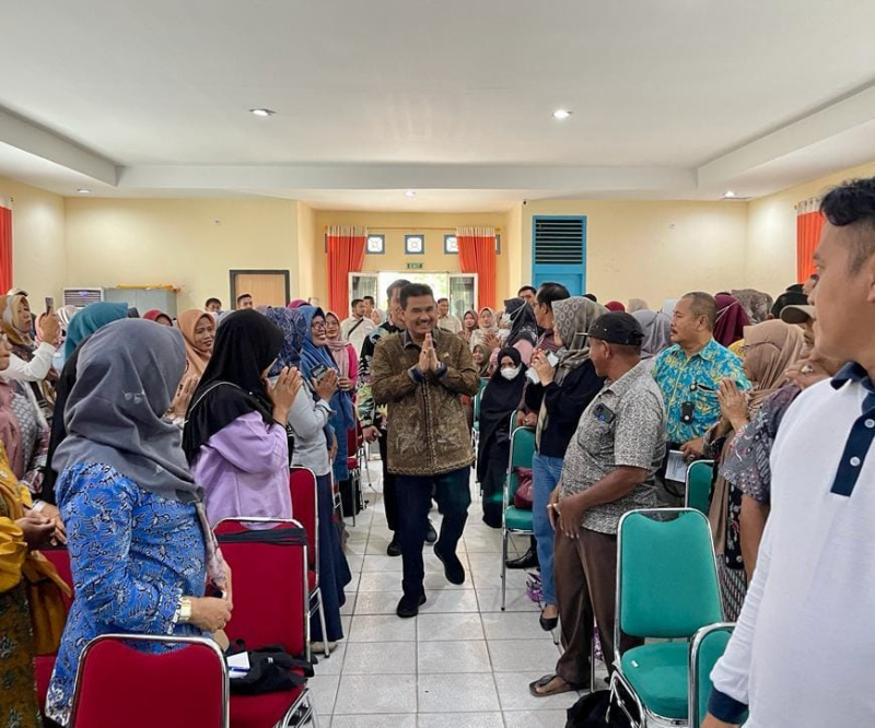 DPR RI Dr. Ir. H. A.R. Sutan Adil Hendra, MM menggelar dialog untuk menyerap aspirasi masyarakat dalam sebuah acara beberapa waktu lalu.

