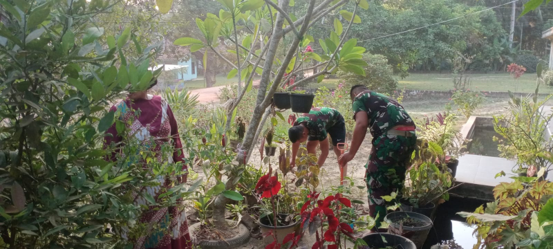 Sebelum Mulai Program, Satgas TMMD ke-121 Kodim 0415/Jambi Bersihkan Pekarangan Rumah Orangtua Asuh