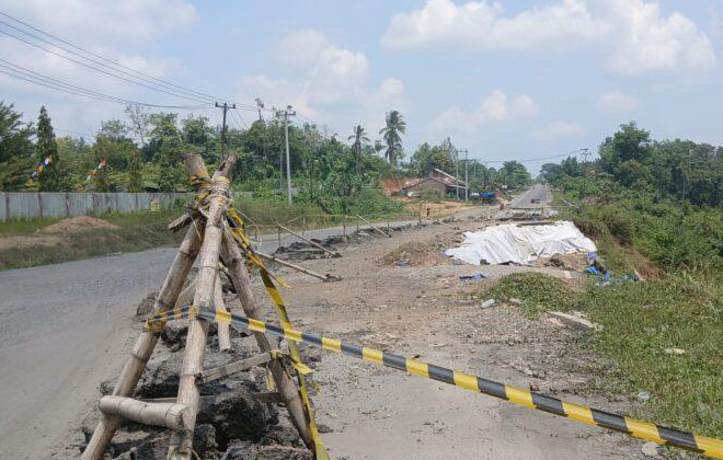 Jalan Lintas Sumatera KM 53 di Bungo tak kunjung diperbaiki meski sudah terjadi sejak awal tahun 2024 lalu.