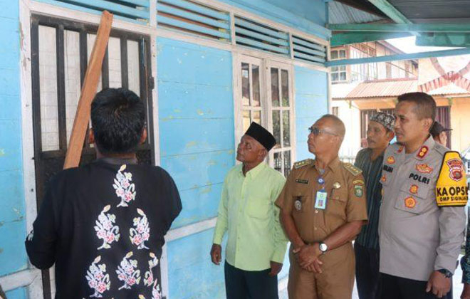 Disaksikan Kapolres Bungo dan asisten 1 Setda Bungo, segel Kantor Rio Dusun Tanah Periuk akhirnya dibuka.