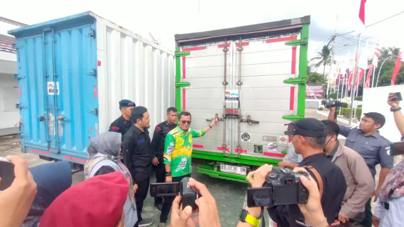 Komisioner KPU Provinsi Jambi, Fachrul Rozi menerima kiriman surat suara Pemilihan Gubernur (Pilgub) Jambi dari perusahaan percetakan.