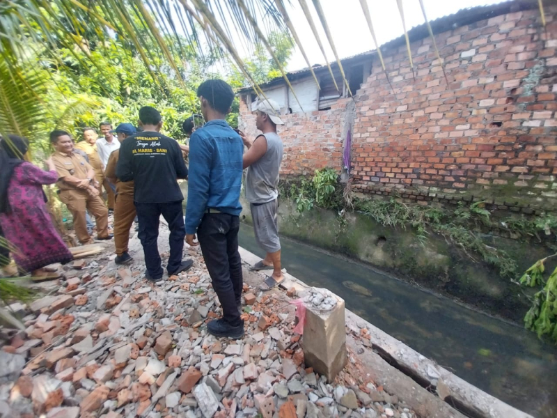 Pagar penahan milik warga yang runtuh diterjang luapan air drainase di RTH belakang JBC beberapa waktu lalu.