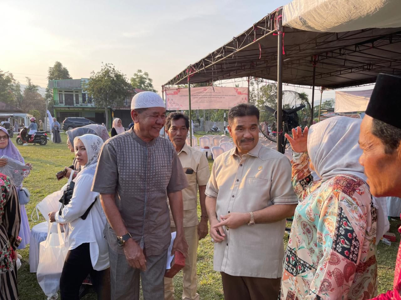 Ketua DPD Partai Gerindra Provinsi Jambi Dr. Ir. H. A.R. Sutan Adil Hendra, MM tampak akran bersama masyarakat dalam sebuah kunjungannya belum lama ini.