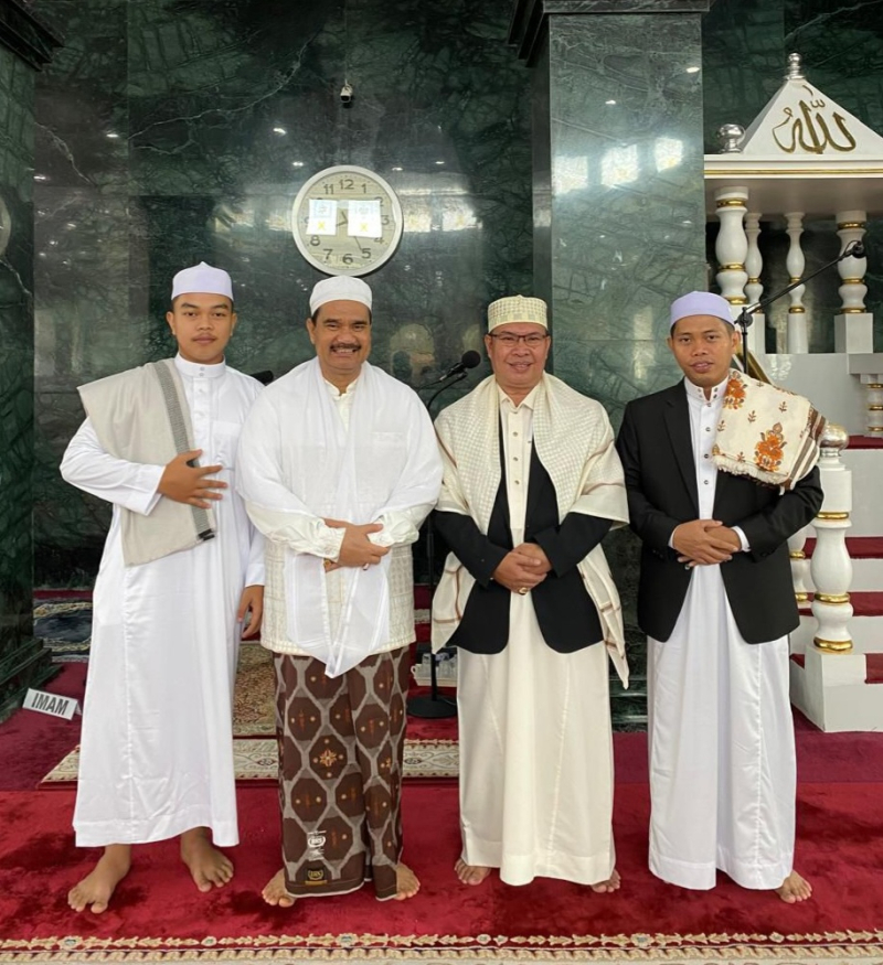 Ketua DPD Partai Gerindra Provinsi Jambi Dr. Ir. H. A.R. Sutan Adil Hendra, MM bersama para tokoh agama usai mengikuti pengajian. 