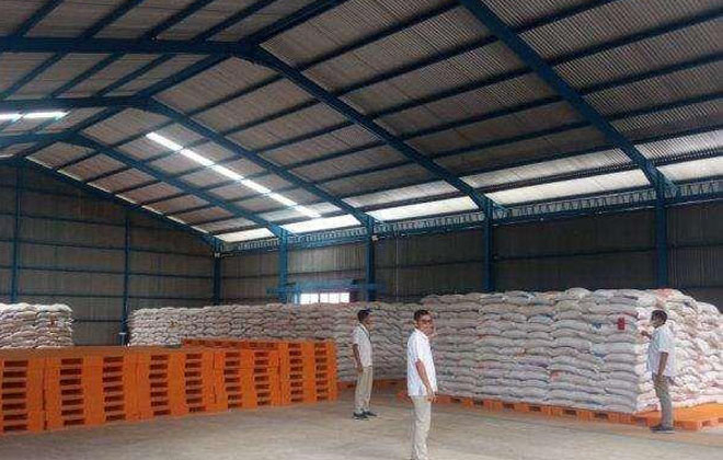 Gudang beras yang ada di Perum Bulog Cabang Sungai Penuh.