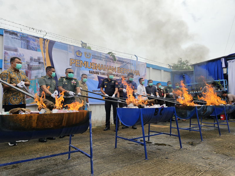 Bea Cukai Jambi Musnahkan Jutaan Batang Rokok dan Ribuan Liter Miras