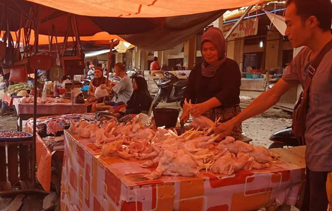 Harga sejumlah kebutuhan pokok mulai mengalami kenaikan jelang Natal dan Tahun Baru.