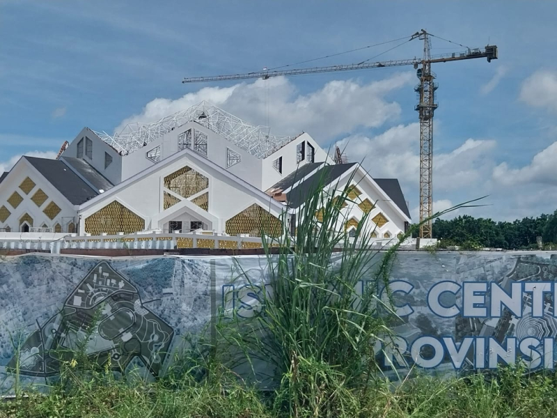 Pembangunan salah satu pekerjaan Multiyears pemprov Jambi. Penampakan Islamic Center pada 9 Desember 2024, masih mengerjakan atap bagian tengah, kontrak akhir pada 26 Desember 2024.