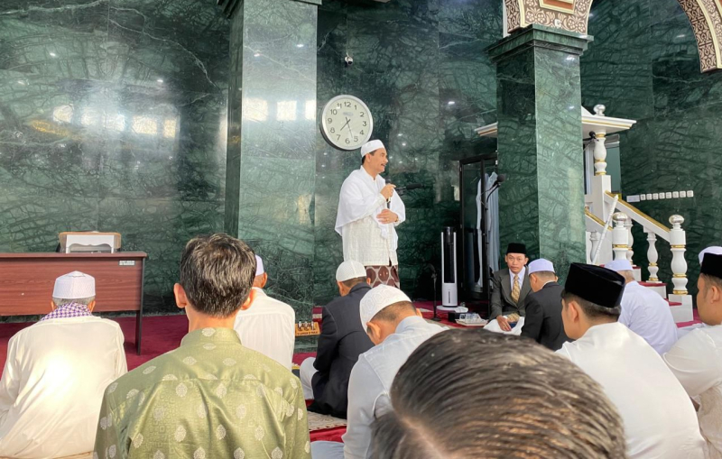 Ketua DPD Partai Gerindra Provinsi Jambi Dr. Ir. H. A.R. Sutan Adil Hendra, MM ketika memberikan ceramah di salah satu masjid di Kota Jambi. 