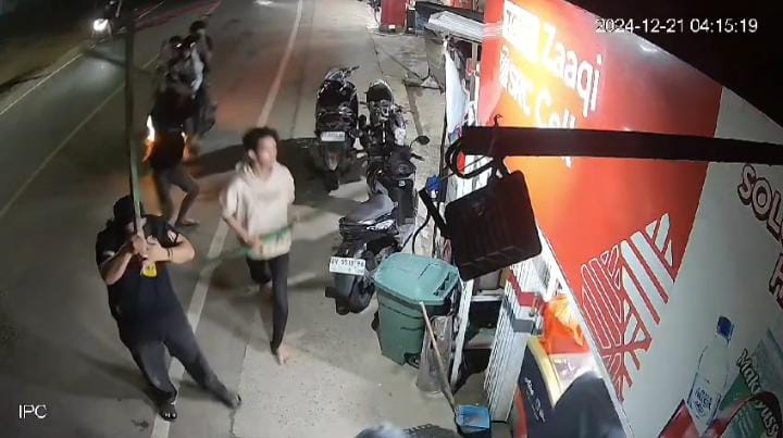 Berandalan Bermotor Kembali Berulah,
Tiga Pemuda Dikejar Pakai Sajam Hingga Masuk Toko Kelontong