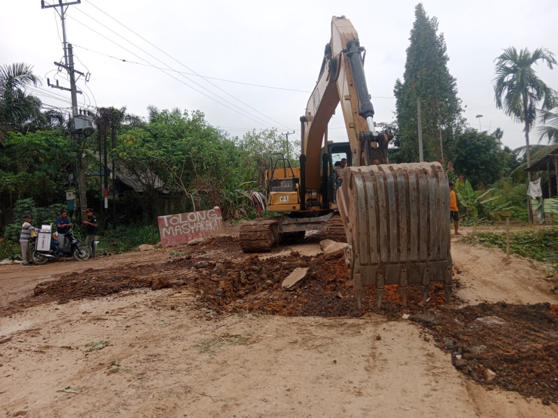 Turunkan Alat Berat, Pihak HK Respon Cepat Perbaiki Jalan Ness yang Dikeluhkan Warga