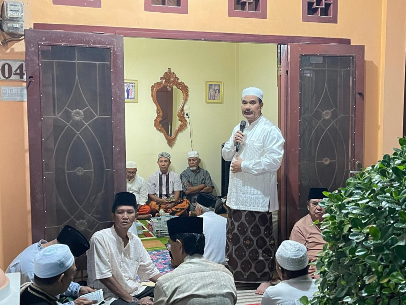 Ketua DPD Partai Gerindra Provinsi Jambi Dr. Ir. H. A.R. Sutan Adil Hendra, MM menyampaikan ceramah agama dalam sebuah pengajian.