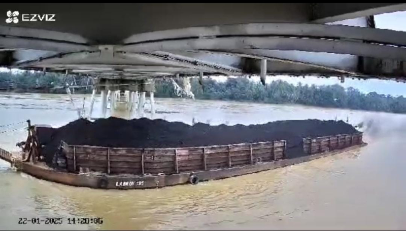 DITABRAK TONGKANG BATUBARA ! Jembatan Tembesi Tak Ada Lagi Tiang Pelindungnya, BPJN Surati Gubernur Minta Evaluasi - Stop Sementara
