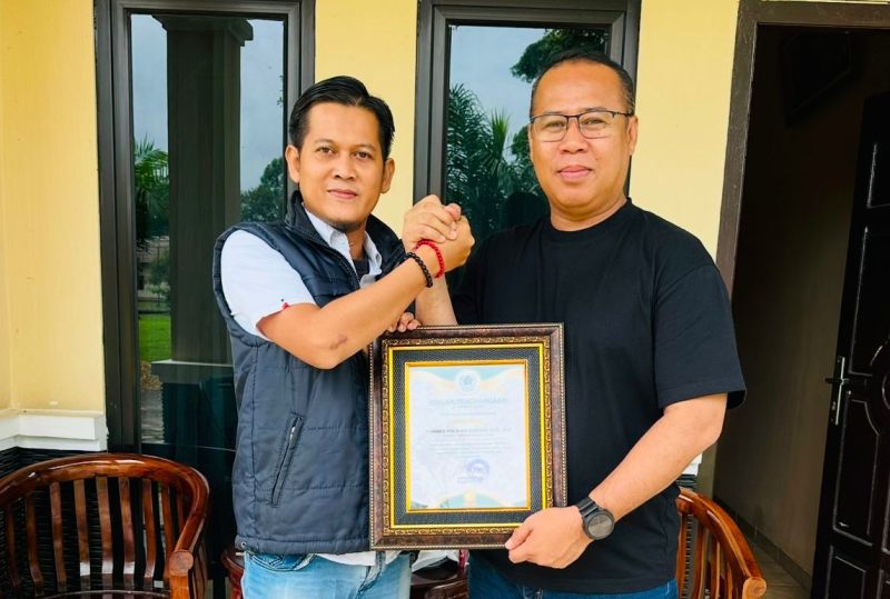 Jelang Peringatan Hari Pers Nasional, Ketua PWI Kota Jambi Serahkan Penghargaan ke Dansat Brimob Polda Jambi