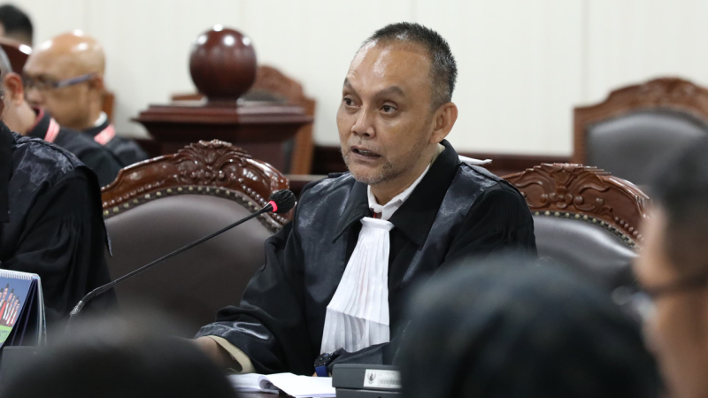 Kuasa Hukum pihak terkait, Atang Irawan memberi keterangan dalam sidang lanjutan sengketa Pilkada Bungo di Ruang Sidang Gedung II Mahkamah Konstitusi (MK).