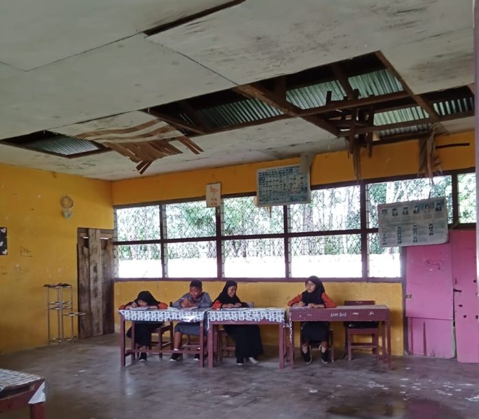 Plafon Ambruk, Atap Bocor, Kursi Tak Layak Pakai, SD 31/II Mangun Joyo Bungo Butuh Perbaikan