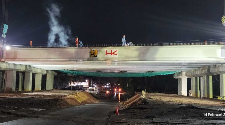 Sistem Buka Tutup Jalan Nasional Sebapo Berakhir, Pemasangan 14 Balok Girder Rampung