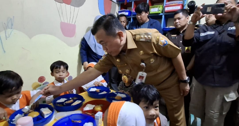 Al Haris Launching Program Makan Bergizi Gratis Tahap Pertama di Jambi, Anak TK Al Fatih Full Senyum