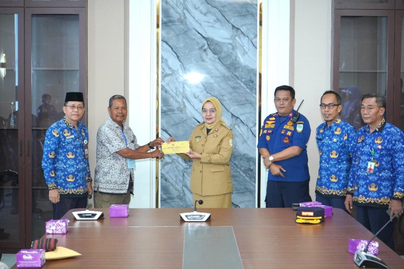 Serahkan Bantuan Korban Bencana Kota Jambi, Pj Wali Kota : 