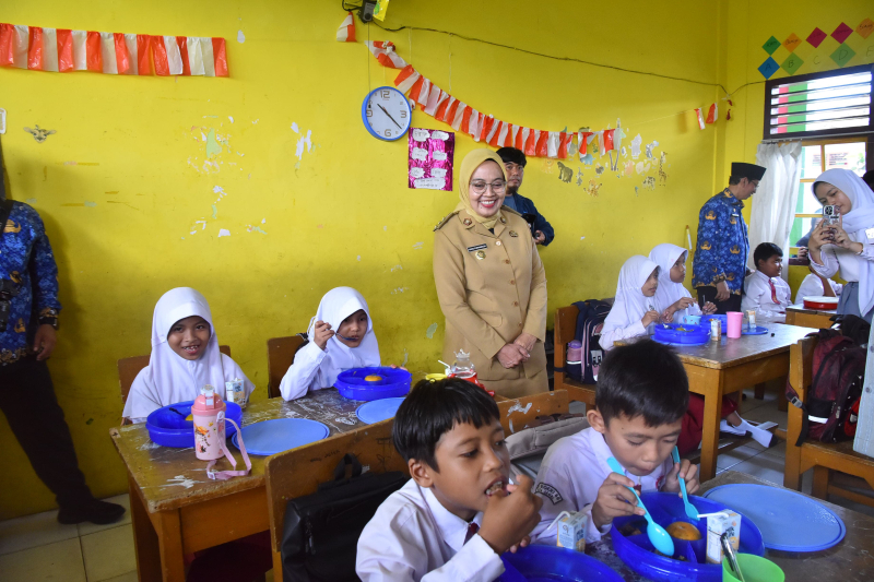 Tinjau Penyaluran MBG di Kota Jambi, Pj Walikota : Alhamdulillah Anak-anak Senang