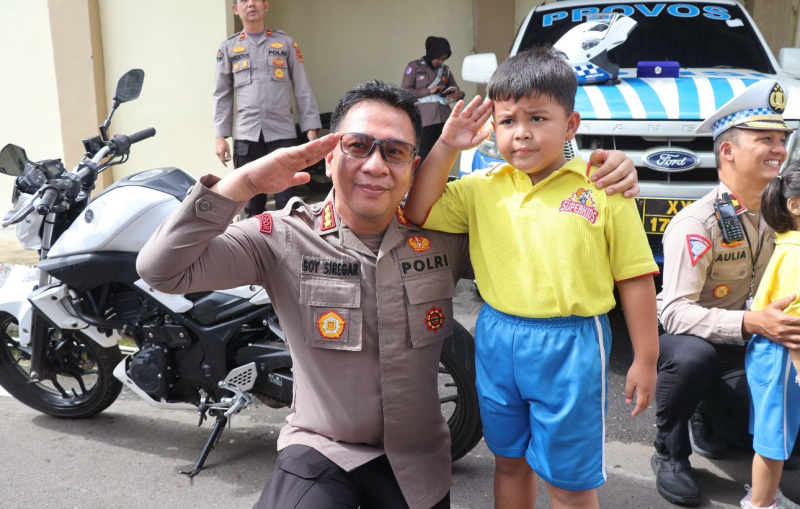 Penuh Cinta Kasih, Kapolresta Jambi Sambut Kunjungan Ratusan Anak dari Kelompok Bermain Superkids Billingual