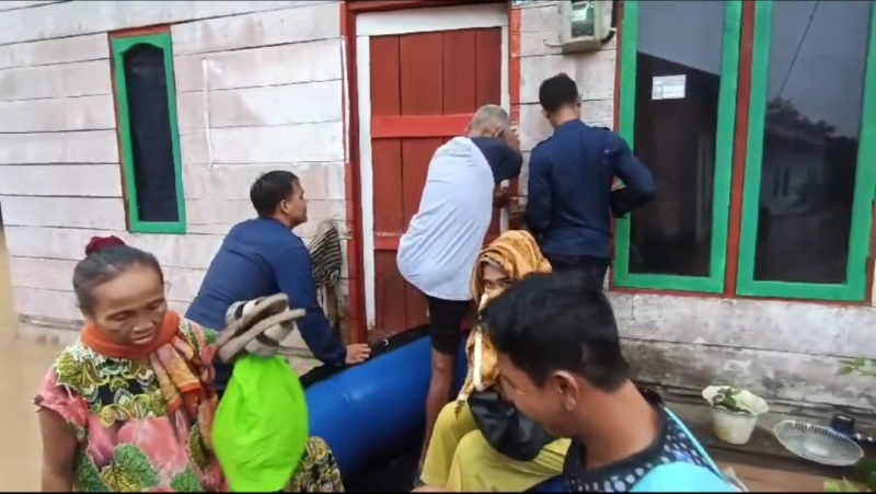 Kota Jambi Banjir Lagi, Petugas Damkar Evakuasi 20 Warga Terjebak Banjir di Suka Karya