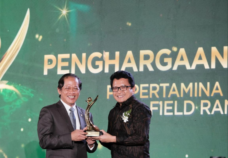 General Manager Pertamina Hulu Rokan Zona 1 Hari Widodo (kanan) menerima penghargaan lingkungan PROPER dari Menteri Lingkungan Hidup Hanif Faisol Nurofiq, Senin (24/02/2025). Hari menerima 1 PROPER Emas untuk dan 3 PROPER Hijau untuk anak perusahaan hulu migas di wilayah kerjanya.