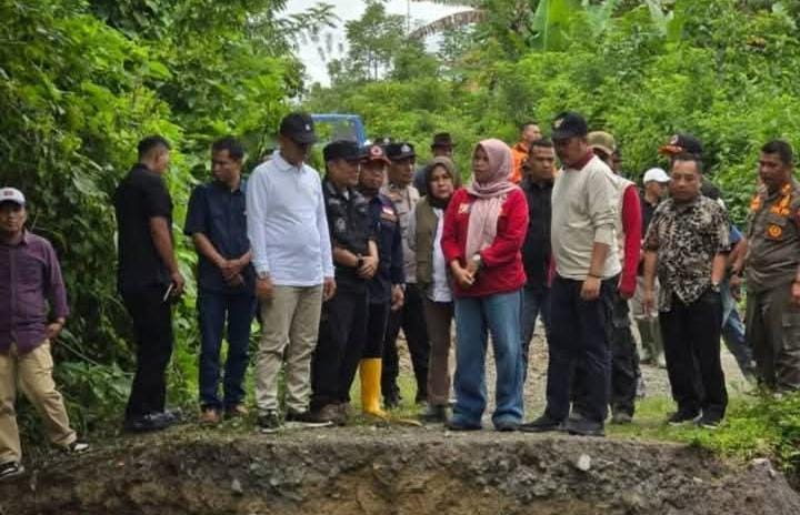 Tiba di Kerinci, Bupati Monadi dan Wabup Langsung Pantau Jalan Putus dan Longsor