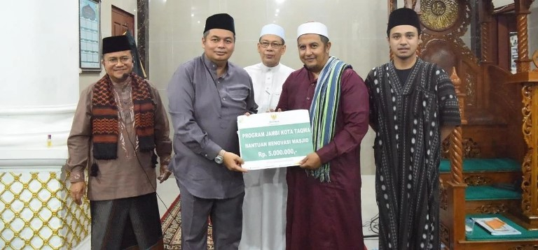 Ketua DPRD Kota Jambi Dampingi Wali Kota Safari Ramadan, Serahkan Bantuan Renovasi Masjid