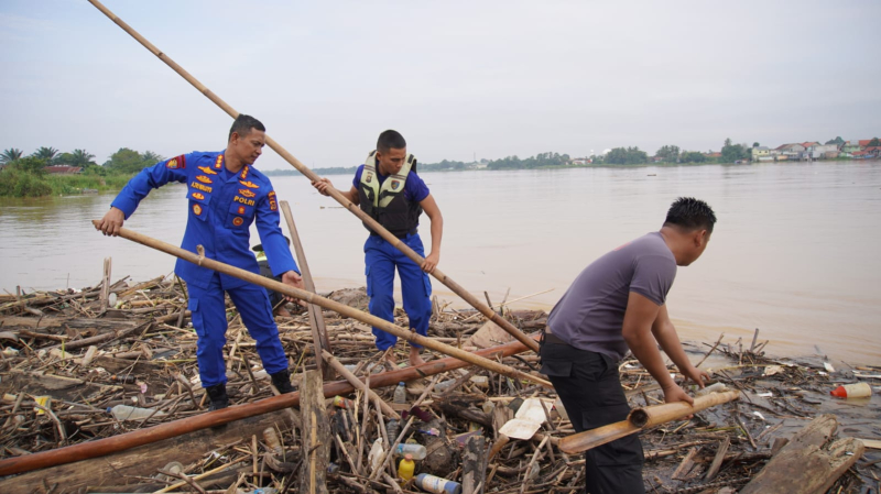 Dirpolairud Polda Jambi dan Anggota Turun ke Sungai, Bersihkan Sampah untuk Lingkungan Bersih

