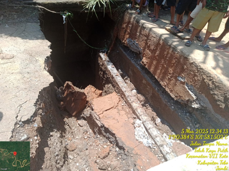 Dinas PUPR Provinsi Jambi Langsung Kirim Peralatan Lengkap Tangani Jalan Amblas Padang Lamo, Malam Ini Langsung Kerja