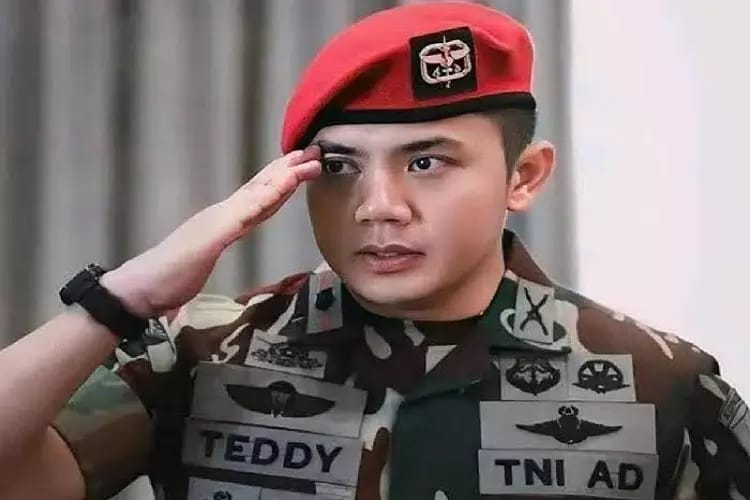 Sekretaris Kabinet, Mayor Teddy Indra Wijaya.