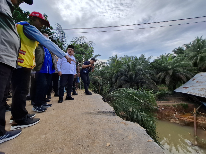 Al Haris Tinjau Jalan Amblas Bungo-Sumbar, Pastikan Beberapa Hari Kedepan Lintas Sumatera Bisa Dilalui Kendaraan