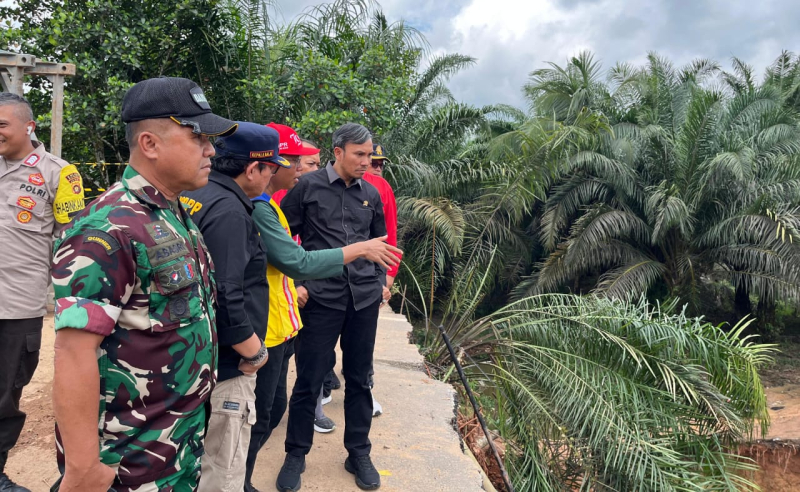 Edi Purwanto Tinjau Pemasangan Jembatan Bailey di Jalur Lintas Jambi-Padang