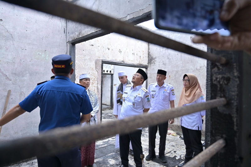 Salurkan Bantuan Korban Kebakaran, Wali Kota Maulana Ingatkan Warga Waspada Cuaca Ekstrem