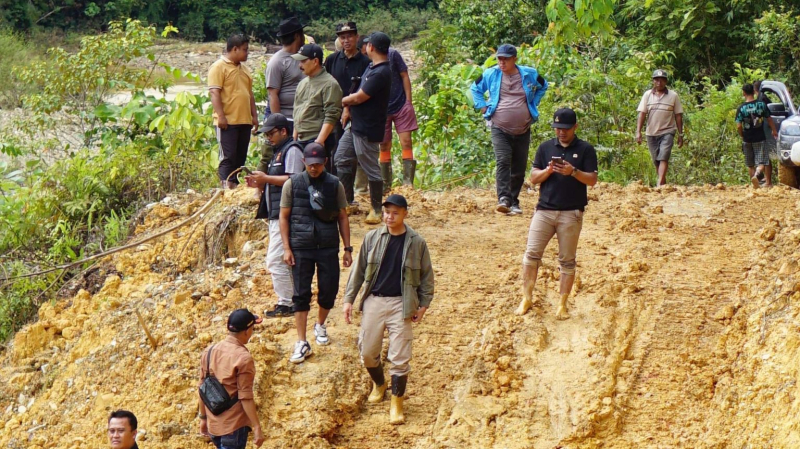 Wabup Gerry Tinjau Jalan Menuju Bukit Bulan, Kondisinya Sudah Rusak Berat