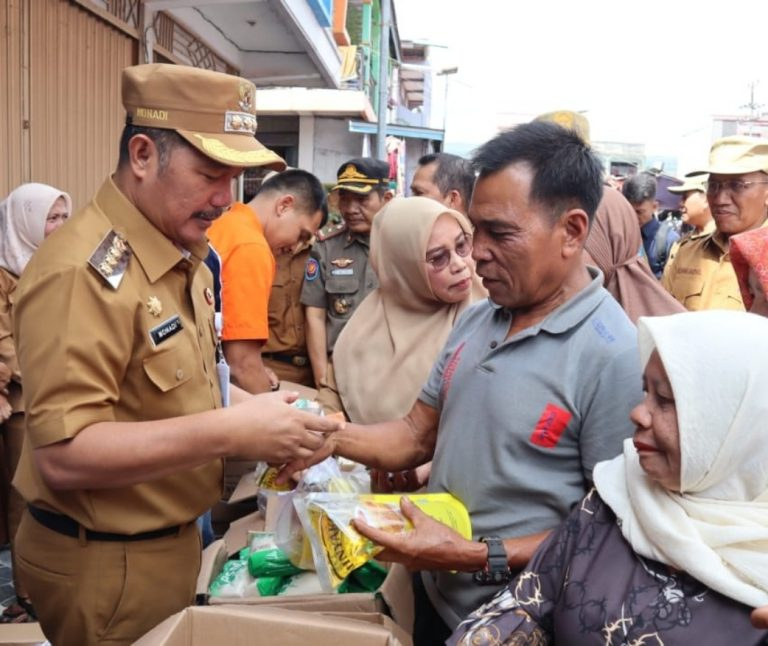 Pantau Harga di Pasar, Bupati Monadi Bantu Jualan Sembako Murah