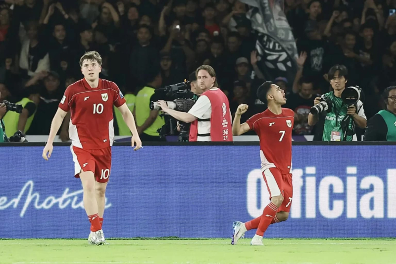 Para pemain Timnas Indonesia melakukan selebrasi dan merayakan gol Ole Romeny (kiri) di babak pertama. 