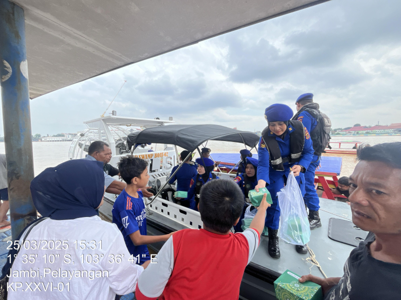 Srikandi Ditpolairud Polda Jambi Bagi-Bagi Takjil di Pelabuhan Sebrang Mudung Laut dan Sungai Batanghari