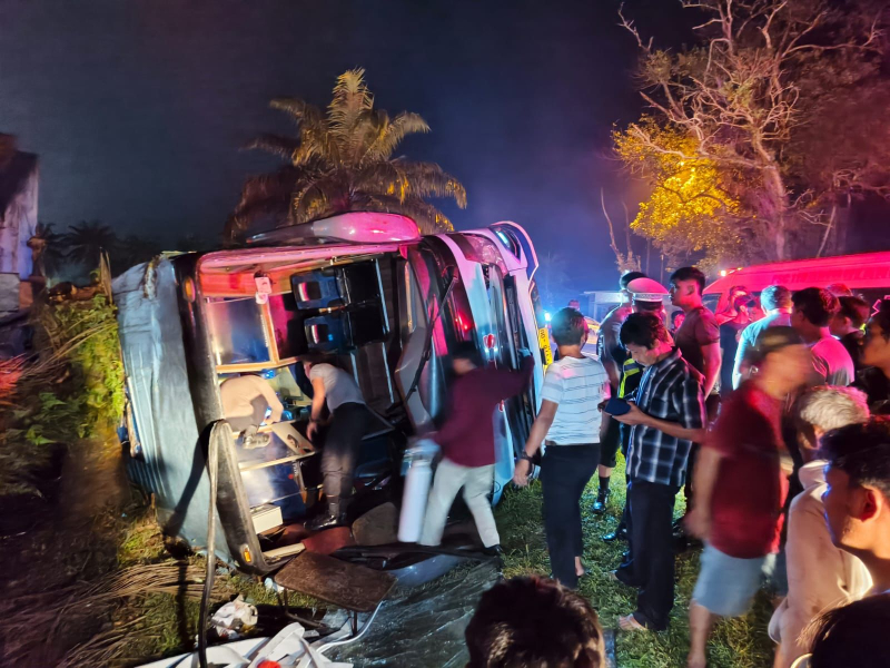 Lakalantas Tunggal, Bus ANS Bawak Puluhan Penumpang Terguling di Muara Bulian, Ibu dan Anak Meninggal di Tempat