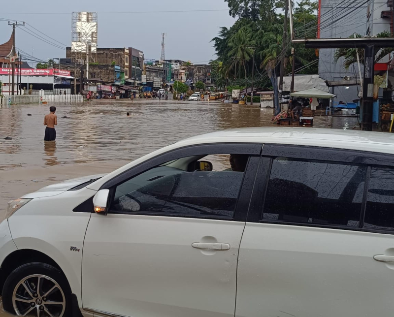 Hujan Deras Guyur Kota Jambi, Rumah Warga Terendam, Jalan Protokol Tak Bisa Dilintasi