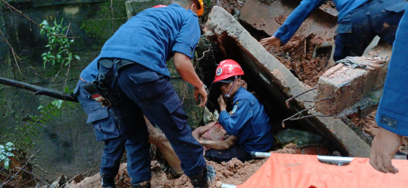 Kisah Tragis Ditengah Banjir di Kota Jambi, Tim Damkar Berjuang Evakuasi Korban Tertimpa Bangunan Roboh