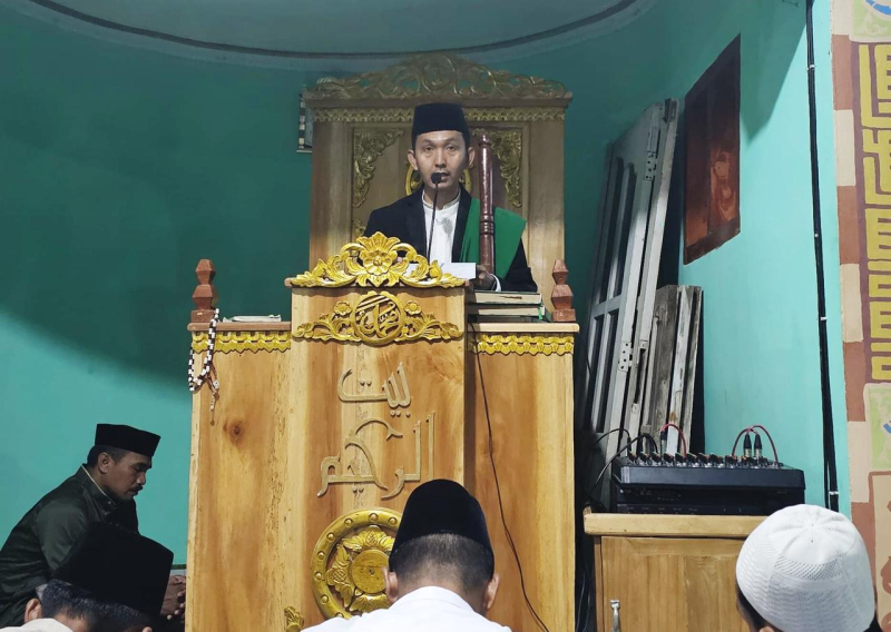 Rayakan Idul Fitri di Kampung Halaman, Ketua Bawaslu Batanghari Menjadi Khatib, Dua Pesan yang Menyentuh