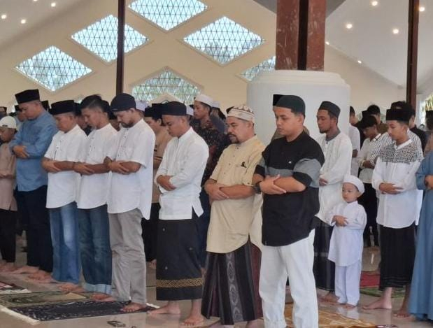 PERDANA ! Gubernur Al Haris Sholat Idul Fitri 1446 H di Islamic Center, Hujan Tak Surutkan Antusiasme Jamaah