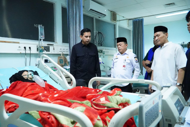 Malam Takbiran, Gubernur Al Haris Kunjungi Pasien di RSUD Raden Mattaher