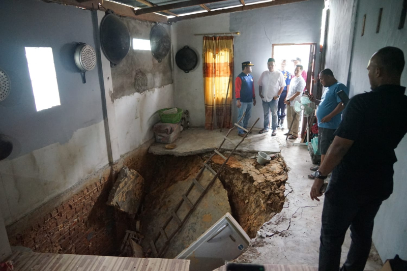 Hujan Lebat Saat Lebaran, Rumah Warga Kota Jambi Amblas ke Sungai, KFA Respon Cepat