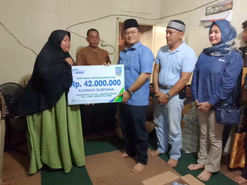 Walikota Jambi Serahkan Santunan JKM untuk Ahli Waris Ketua RT